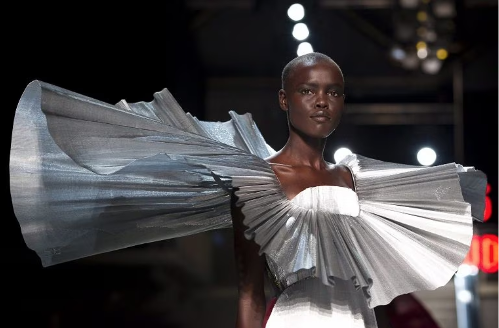Una modella mostra un abito fatto di forme geometriche metalliche dello stilista Paco Rabanne
