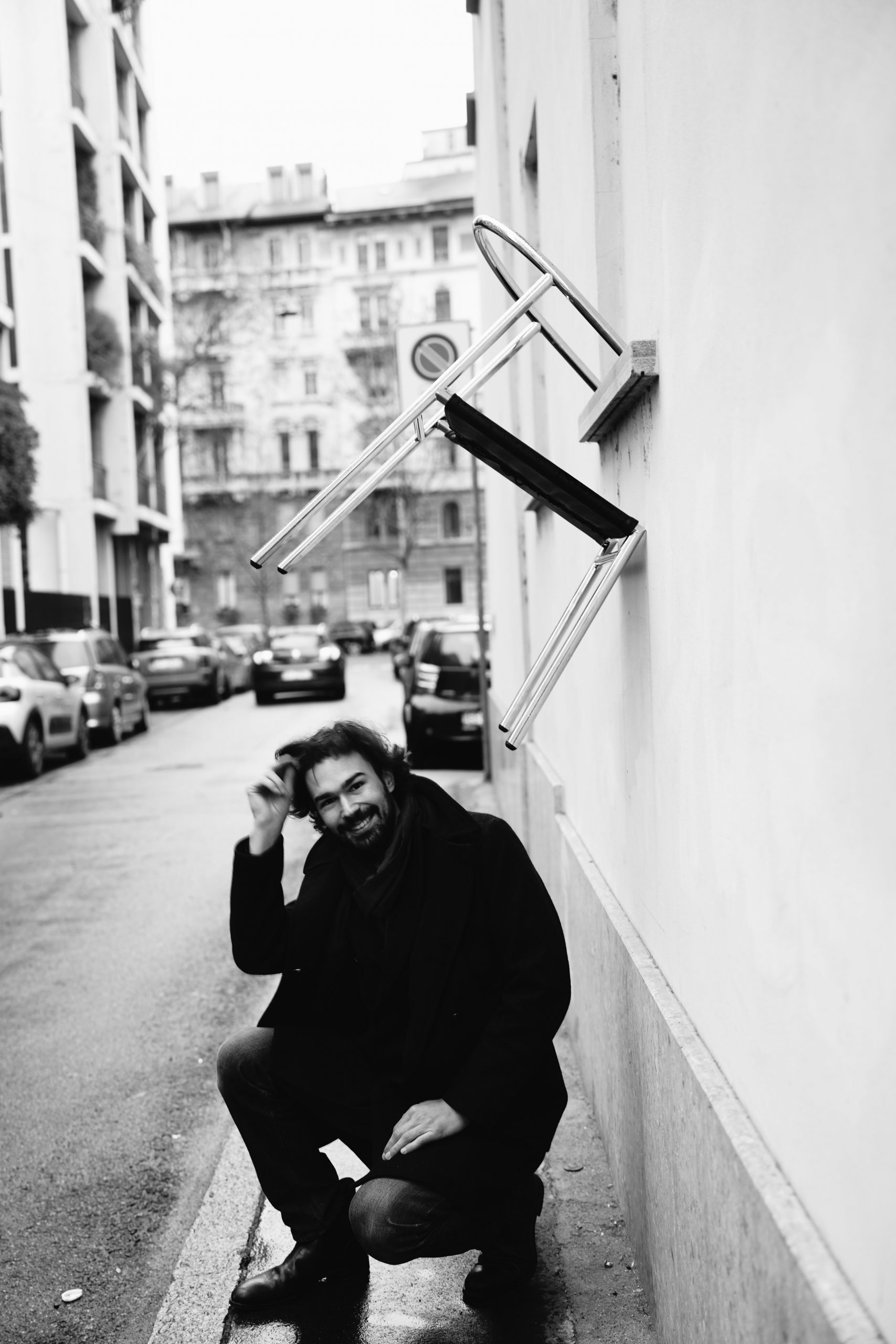Portrait of davide Apolloni with one of his works - LouisekeA comfortable tubular chair
